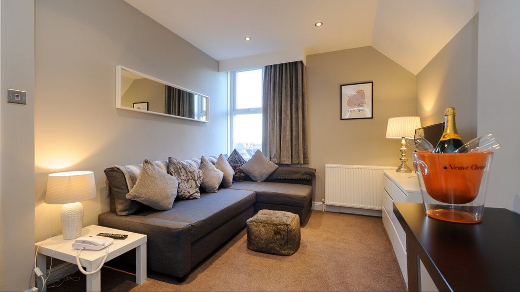Cheshire Hospitality Ltd T\/A Lennox Lea Studios & Apartments 세일 외부 사진